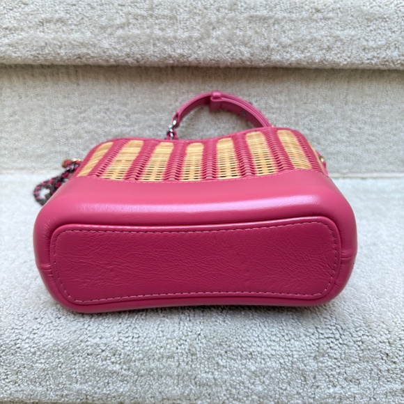 Chanel Gabrielle Hobo Small in Beige Rattan & Pink leather - Picture 5 of 14